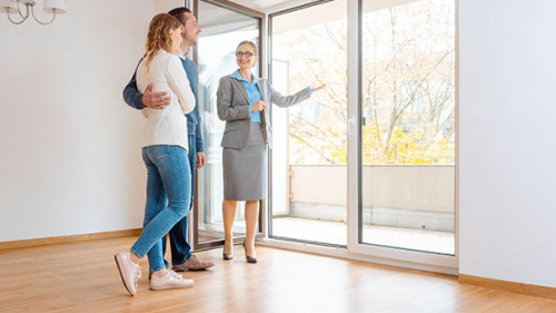 Maklerin-Paar-242308672-AS-Kzenon