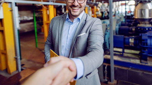 Anzugtraeger-Handshake-Fabrik-294171795-AS-dusanpetkovic1