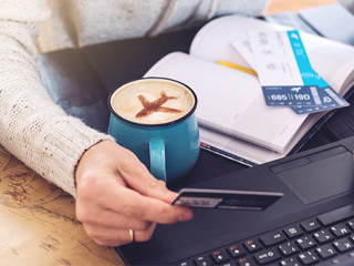 Mann-Laptop-Flugzeug-Kreditkarte-145776582-AS--Artem