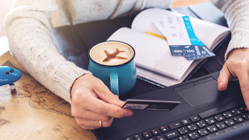 Mann-Laptop-Flugzeug-Kreditkarte-145776582-AS--Artem