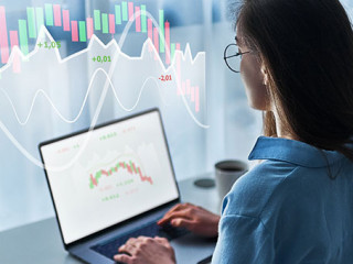 Frau-Laptop-Boerse-333908319-AS-Goffkein