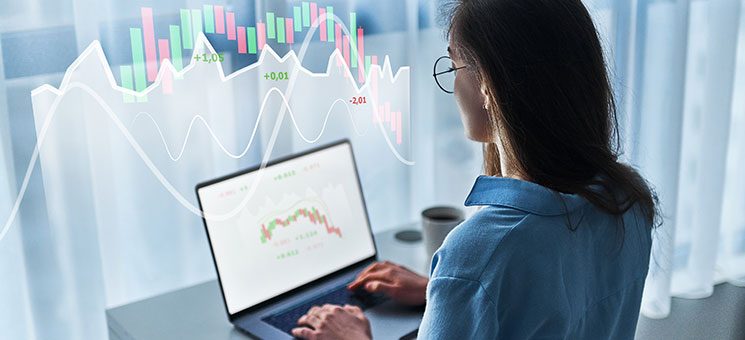 Frau-Laptop-Boerse-333908319-AS-Goffkein