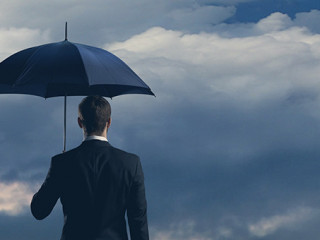 Anzugtraeger-Schirm-266066405-AS-Maksim-Šmeljov