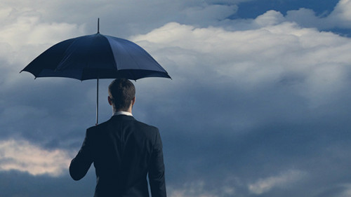 Anzugtraeger-Schirm-266066405-AS-Maksim-Šmeljov