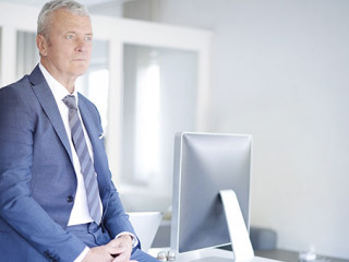 Anzugtraeger-nachdenklich-Buero-126015253-FO-sepy