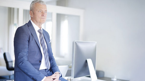 Anzugtraeger-nachdenklich-Buero-126015253-FO-sepy