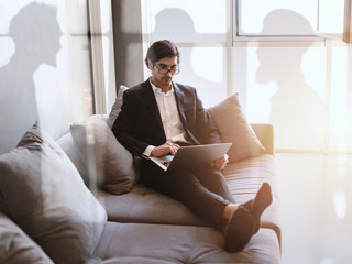 Anzugtraeger-Sofa-Laptop-343605619-AS-alphaspirit