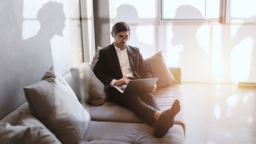 Anzugtraeger-Sofa-Laptop-343605619-AS-alphaspirit