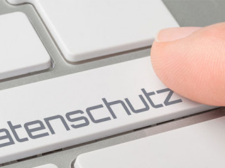 Finger-Tastatur-Datenschutz-180097066-AS-Zerbor