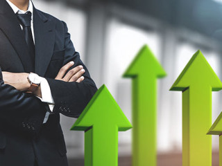 Anzugtraeger-gruene-Pfeile-289043124-AS-natanaelginting