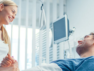 Frau-Mann-Krankenbett-225041072-AS-Gorodenkoff