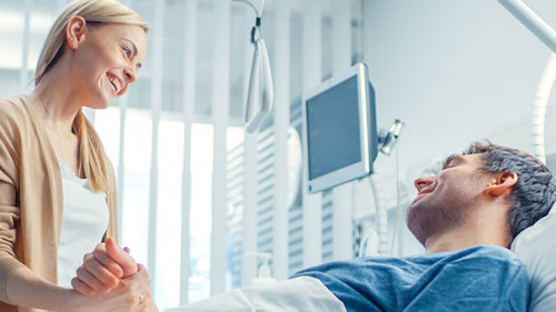 Frau-Mann-Krankenbett-225041072-AS-Gorodenkoff