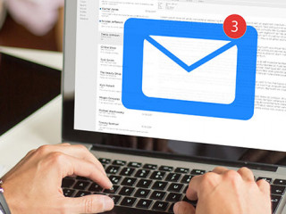 Anzugtraeger-Laptop-E-Mail-233586848-AS-MclittleStock