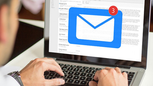 Anzugtraeger-Laptop-E-Mail-233586848-AS-MclittleStock