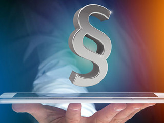 Anzugtraeger-Smartphone-Paragraf-194277643-AS-Production-Perig