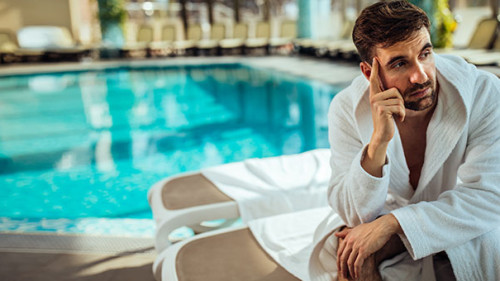 Mann-gelangweilt-Pool-211892685-AS-bernardbodo