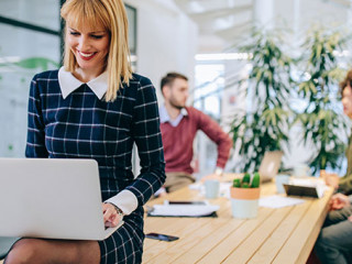 Happy-Kollegen-Office-Laptop-210020897-AS-bernardbodo