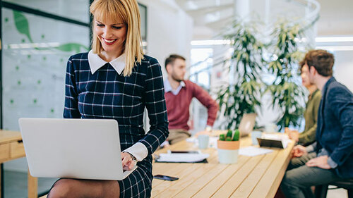 Happy-Kollegen-Office-Laptop-210020897-AS-bernardbodo
