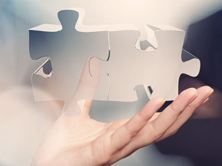 Hand-Puzzle-Anzugtraeger-68826771-AS-everythingpossible