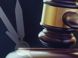 Uhr-Richterhammer-254211308-AS-sergign