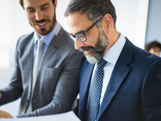 Anzugtraeger-Kollegen-314227647-AS-NDABCREATIVITY