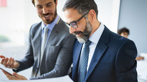 Anzugtraeger-Kollegen-314227647-AS-NDABCREATIVITY