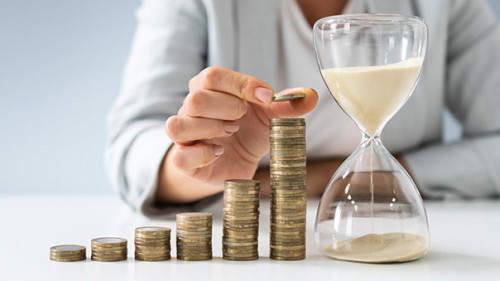 Anzugtraegerin-Muenzturm-Sanduhr-309514485-AS-Andrey-Popov