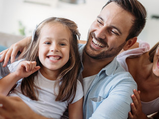 Familie-Couch-Tablet-199980438-AS-NDABCREATIVITY