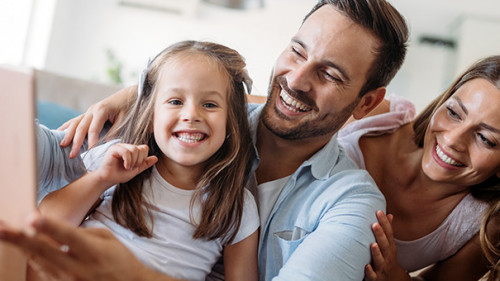 Familie-Couch-Tablet-199980438-AS-NDABCREATIVITY