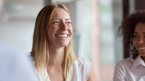 Kollegen-lachen-261518734-AS--fizkes