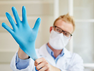 Arzt-Hanschuh-129206404-AS-Robert-Kneschke