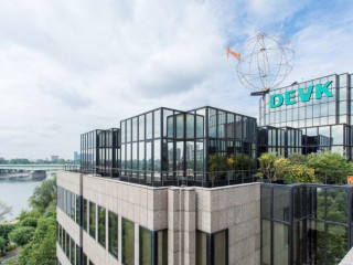 DEVK Zentrale mit Zoobrücke quer.jpg