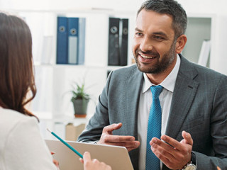 Anzugtraeger-Frau-252879430-AS-LIGHTFIELD-STUDIOS