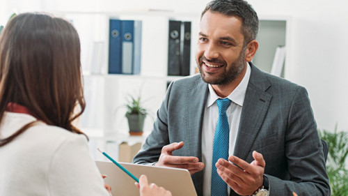 Anzugtraeger-Frau-252879430-AS-LIGHTFIELD-STUDIOS