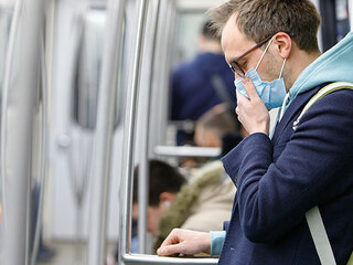 Mann-Maske-U-Bahn-258204716-AS-DimaBerlin