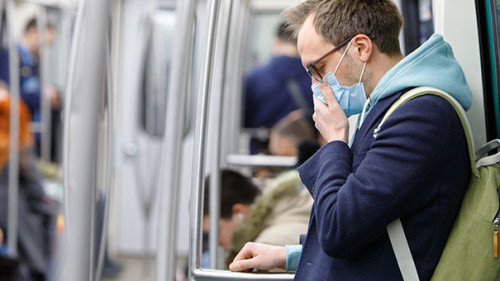 Mann-Maske-U-Bahn-258204716-AS-DimaBerlin