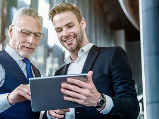 Anzugtraeger-Tablet-300778434-AS-InsideCreativeHouse