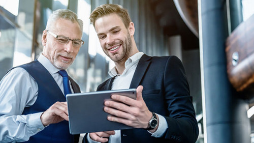 Anzugtraeger-Tablet-300778434-AS-InsideCreativeHouse