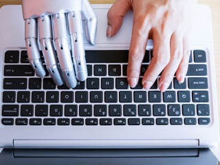 Roboterhand-Laptop-289530130-AS--sompong_tom