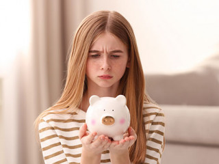 Maedchen-Sparschwein-traurig-271865212-AS-New-Africa-