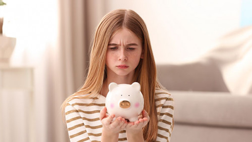 Maedchen-Sparschwein-traurig-271865212-AS-New-Africa-