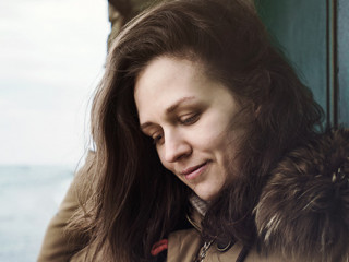 Frau-Wind-287451828-AS-Denys