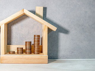 Muenzstapel-in-Haus-257920193-AS-zephyr-p