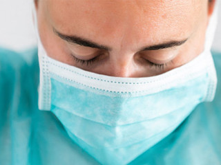 Aerztin-Maske-331272823-AS-ManuPadilla