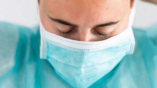 Aerztin-Maske-331272823-AS-ManuPadilla