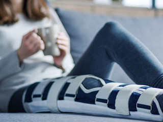 Frau-Gips-Couch-301953442-AS-Monstar-Studio