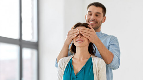 Mann-Frau-Augen-zuhalten-212953894-AS--Syda-Productions