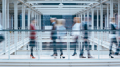 Kollegen-Buerogebaeude-142239962-AS-Photographee-eu