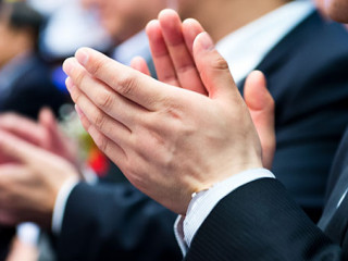 Businessman-Applaus-73392459-AS-xy