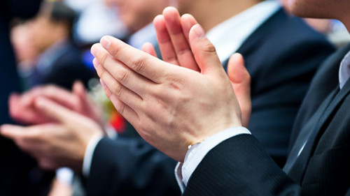 Businessman-Applaus-73392459-AS-xy